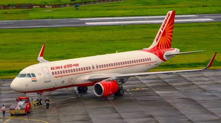 मुंबई से न्यूयॉर्क के लिए उड़ान भरी एयर इंडिया के विमान में बम की धमकी, दिल्ली एयरपोर्ट पर की गई इमरजेंसी लैंडिंग