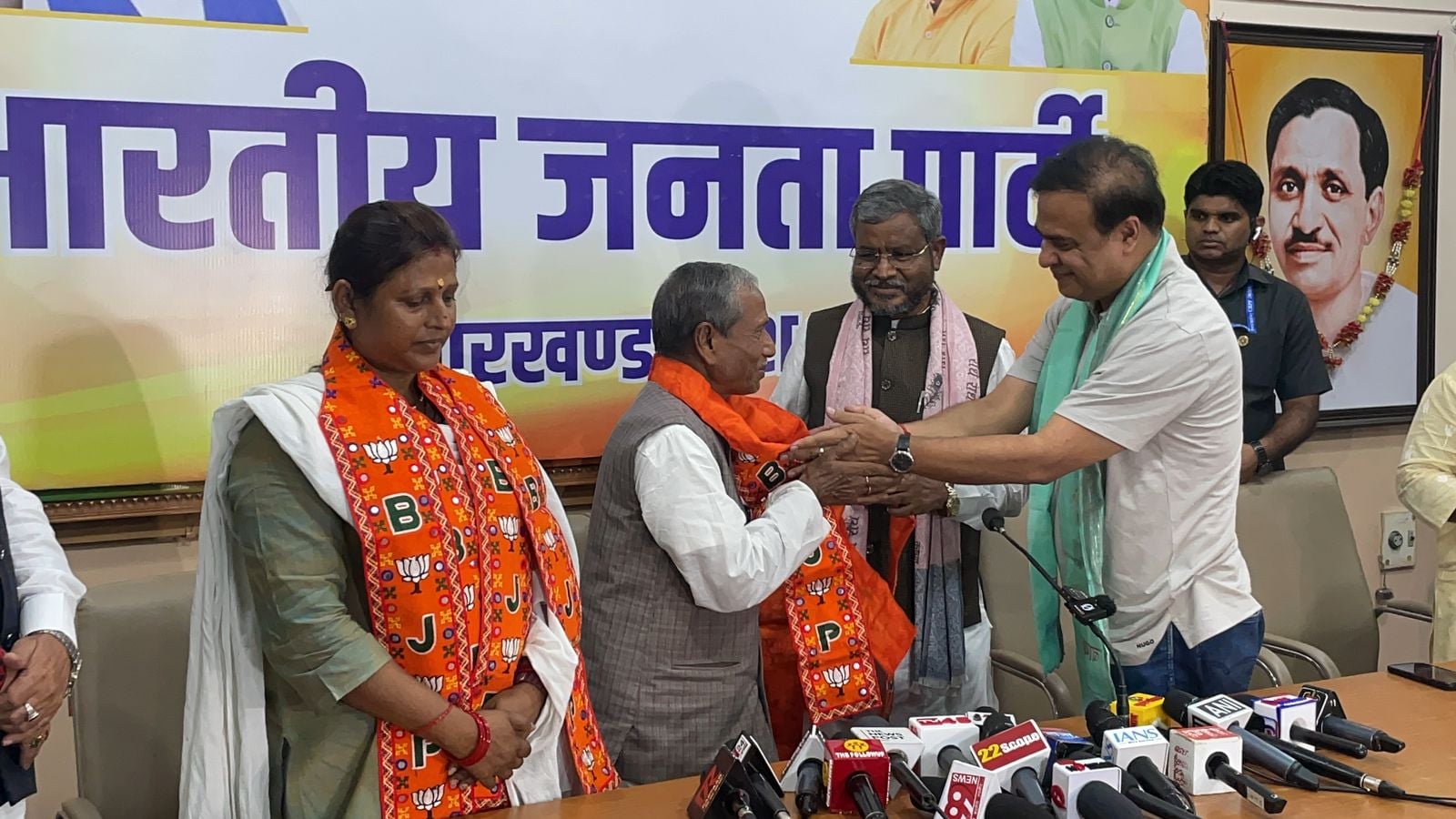 अपने पिता शुकर रविदास के साथ भाजपा में शामिल हुई डॉ मंजू कुमारी, 2019 में कांग्रेस के टिकट पर लड़ चुकी है चुनाव