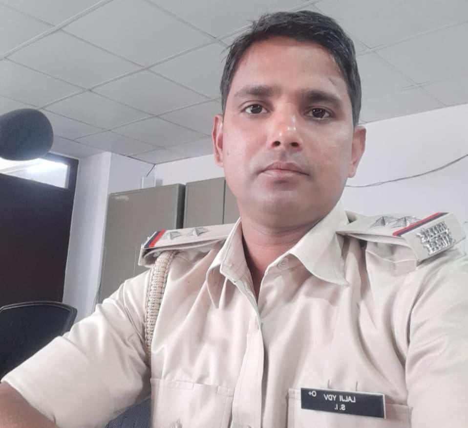 फंदे से झुलता मिला थाना प्रभारी का शव, चार दिन पहले एसपी ने किया था निलंबित