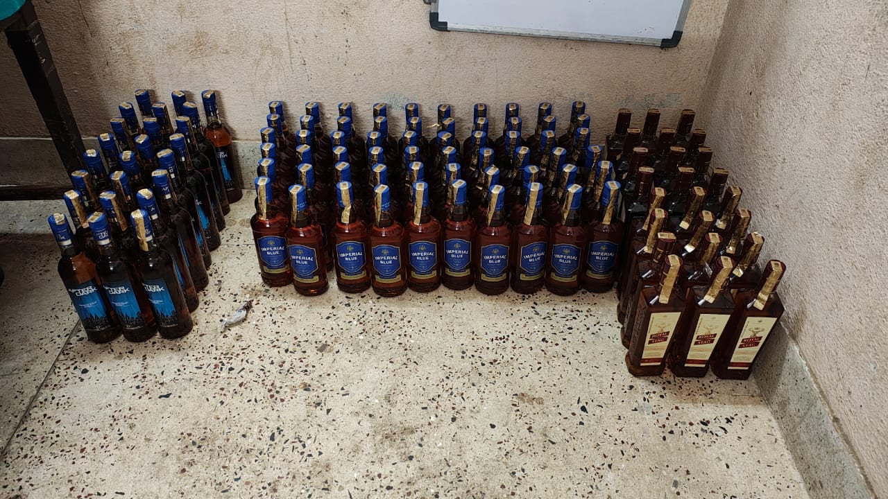 दुमका: टाटा सुमो में लेकर जा रहा था अंग्रेजी शराब, दो व्यक्ति गिरफ्तार