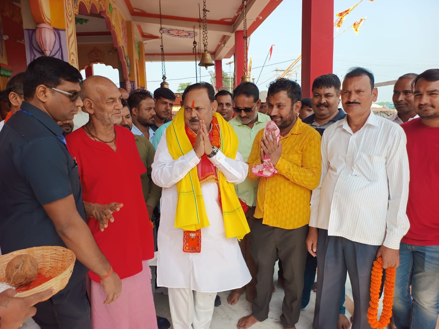 पलामू: देवी धाम में पूजा कर कमलेश सिंह ने चुनावी अभियान की शुरुआत की,23 को करेंगे नामांकन
