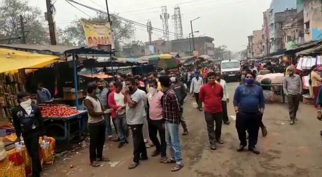 प्रतिबंधित पॉलिथीन रखने पर दुकानों में निगम का  छापा ,दुकानदार हुए आक्रोशित