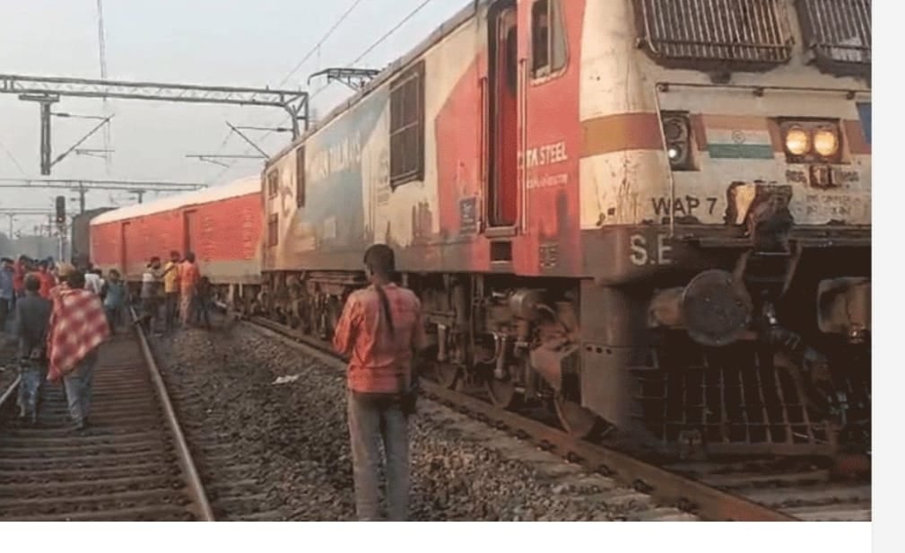 हावड़ा में ट्रेन हादसा : ट्रेन की गति धीमी थी ,नहीं तो हो जाती बड़ी दुर्घटना