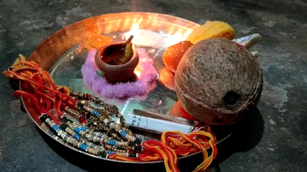 गुमला में बहनों ने भाईयों के कलाई पर राखी बांध कर लंबी उम्र की कामना की