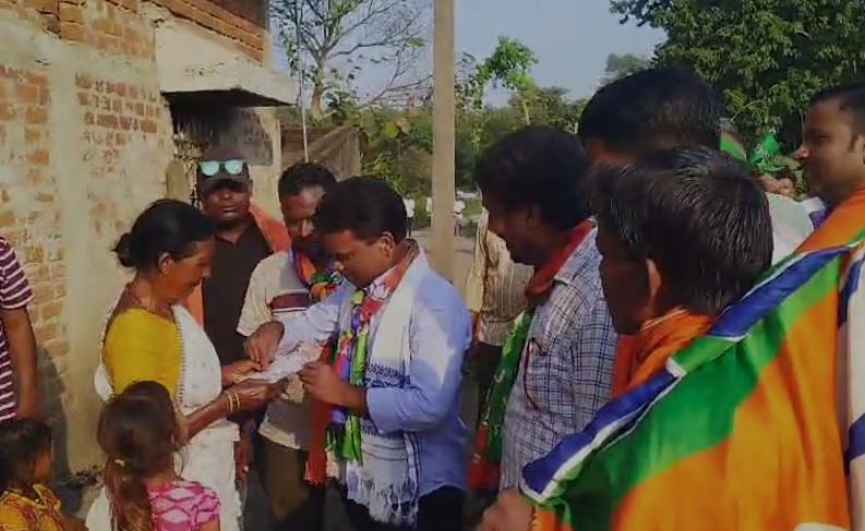 जमशेदपुर में आजसू प्रत्याशी रामचंद्र साहिश ने चलाया जनसंपर्क अभियान, कहा-हेमंत सरकार को उखाड़ फेंकेगी जनता