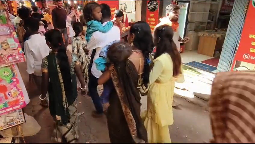 देवघर: मानसिंघी से बाबा मंदिर जाने वाला फुट ओवरब्रिज का प्लास्टर गिरा,एक घायल, हर रोज नीचे से गुजरते हैं हज़ारों श्रद्धालु