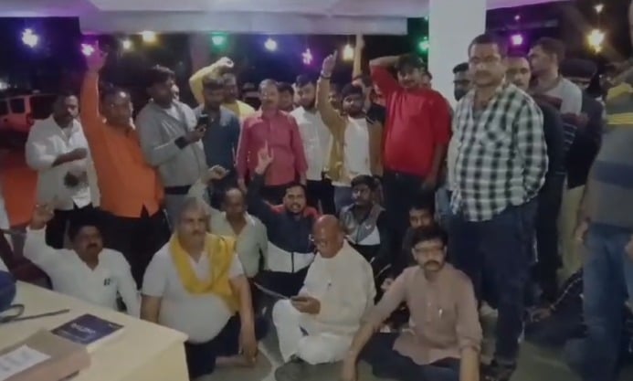 भाजपा नेता को पुलिस ने किया गिरफ्तार, सैकड़ों कार्यकर्ताओं के साथ एनडीए प्रत्याशी सरयू राय बैठे धरने पर
