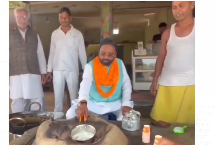 झारखंड विधानसभा चुनाव: मोदी की राह पर चले सुरेश पासवान, चाय पिलाकर लोगों से मतदान का किया आग्रह