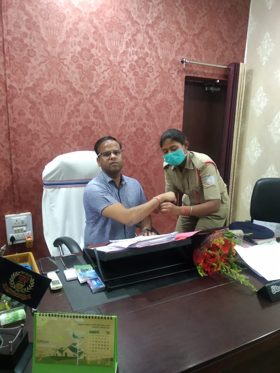 गुमला में महिला आरक्षी ने एसपी को राखी बांधी