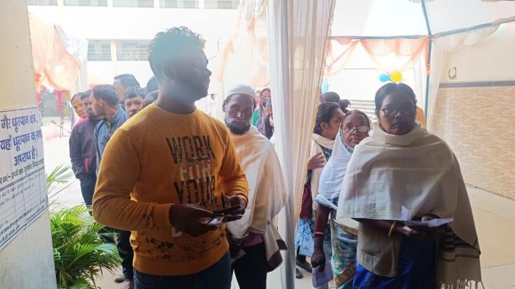 जिस सेंटर पर सीएम हेमंत सोरेन को करना है मतदान, वहां का EVM  खराब