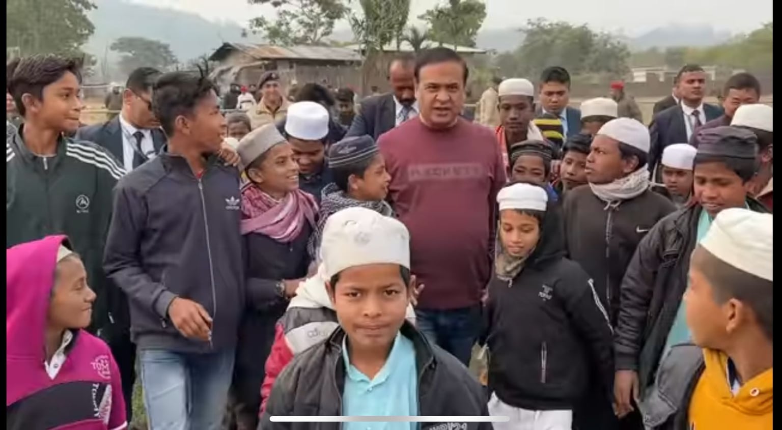 फिर सुर्खियों में हिमंता,सोशल मीडिया पर खूब वायरल हो रहा वीडियो!देखिए कैसे मदरसे में पढ़ने वालों बच्चों को हेलिकॉप्टर में बैठाया