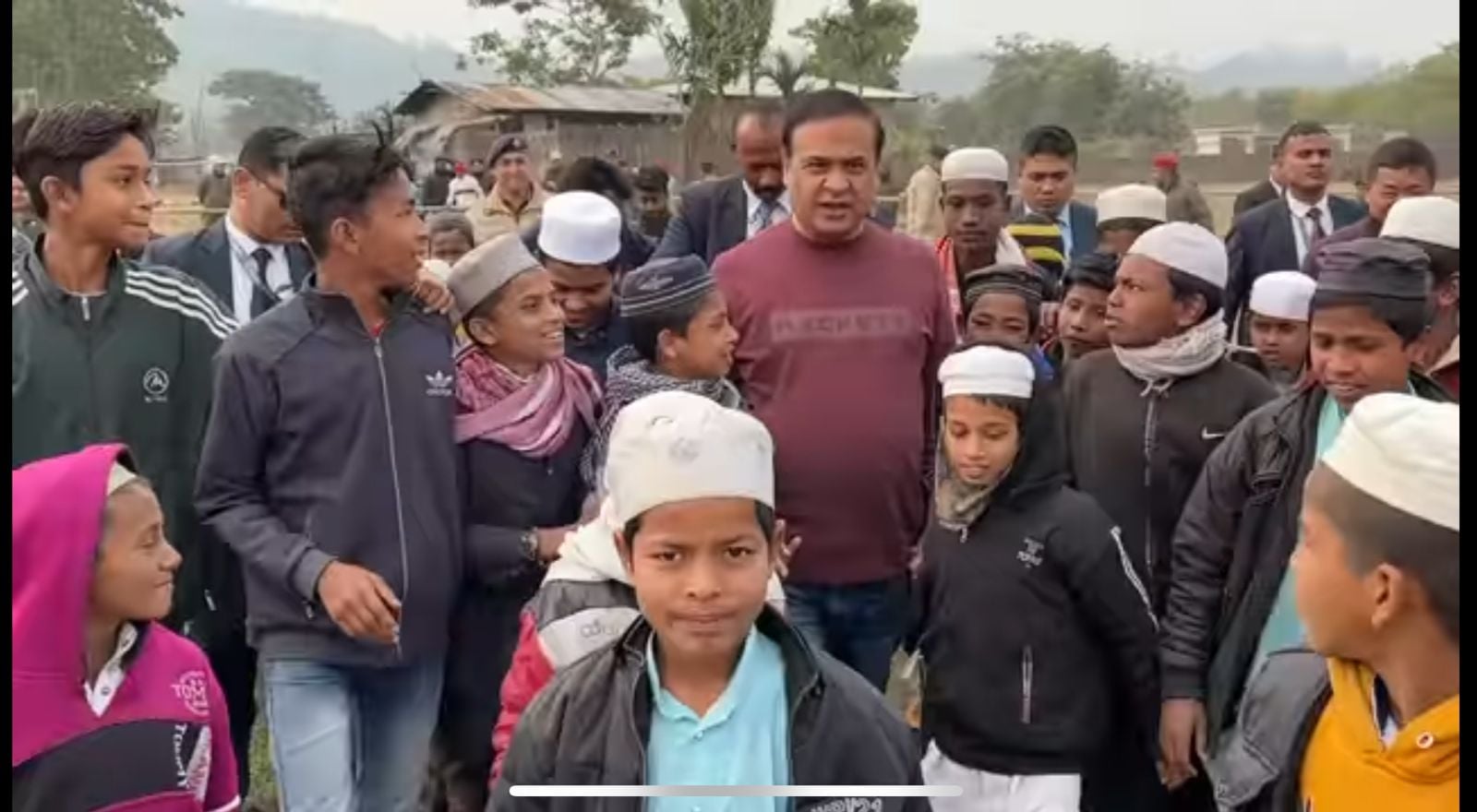 फिर सुर्खियों में हिमंता,सोशल मीडिया पर खूब वायरल हो रहा वीडियो!देखिए कैसे मदरसे में पढ़ने वालों बच्चों को हेलिकॉप्टर में बैठाया