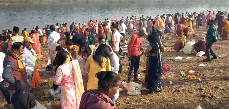 कार्तिक पूर्णिमा पर नदी घाटों में लोगों की उमड़ी भीड़, स्नान करने के बाद श्रद्धालुओं ने किया दान