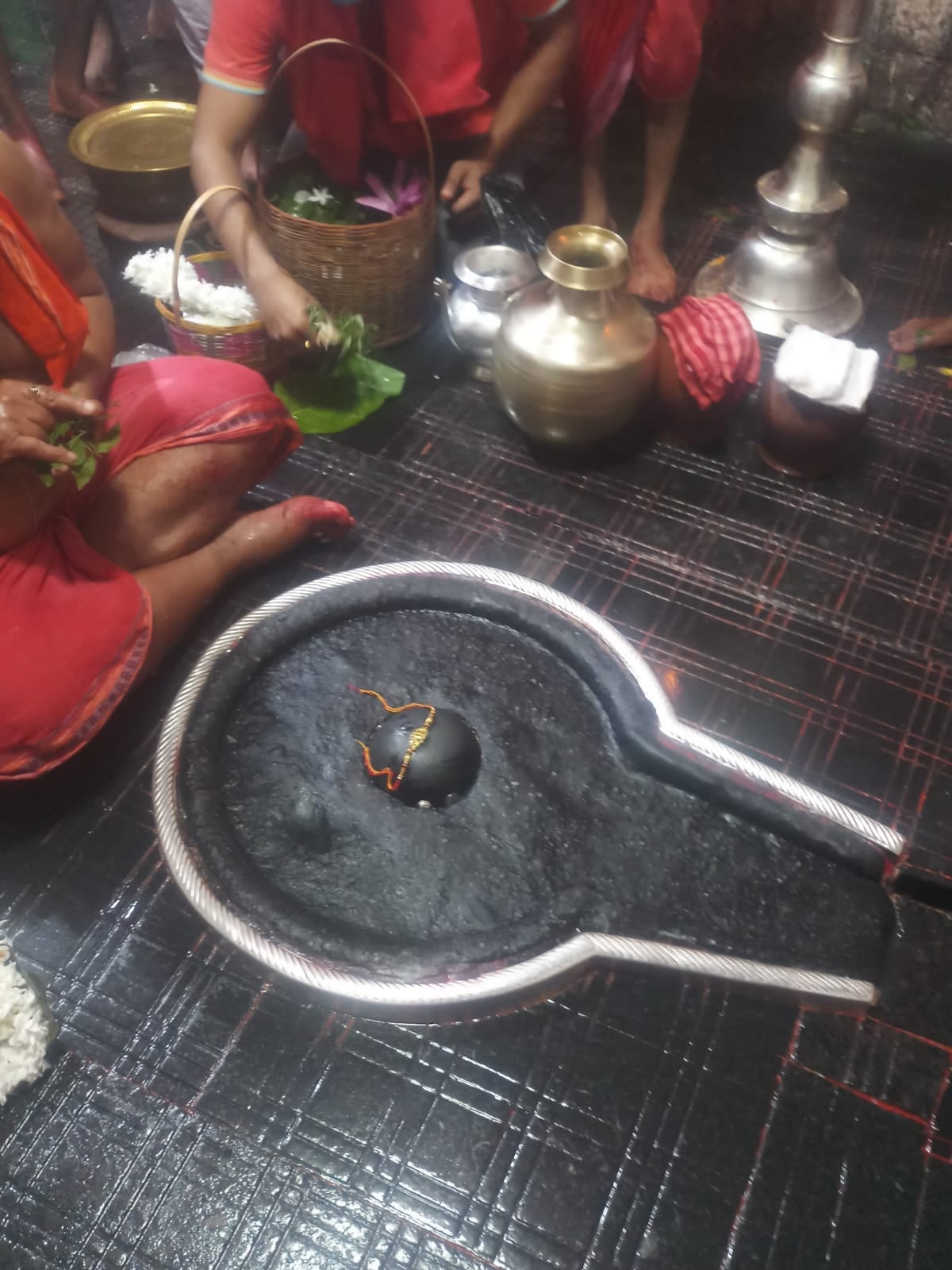 बाबा बैधनाथ को रक्षा सूत्र अर्पित कर भक्तों ने लिया आशीर्वाद