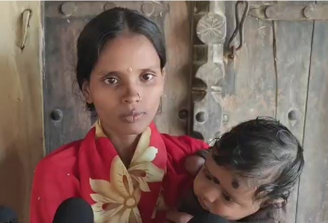 गढ़वा में हाई वोल्टेज ड्रामा, प्रेमी के बच्चे को छाती में चिपकाए अनशन पर बैठी प्रेमिका, जानिए पूरा मामला