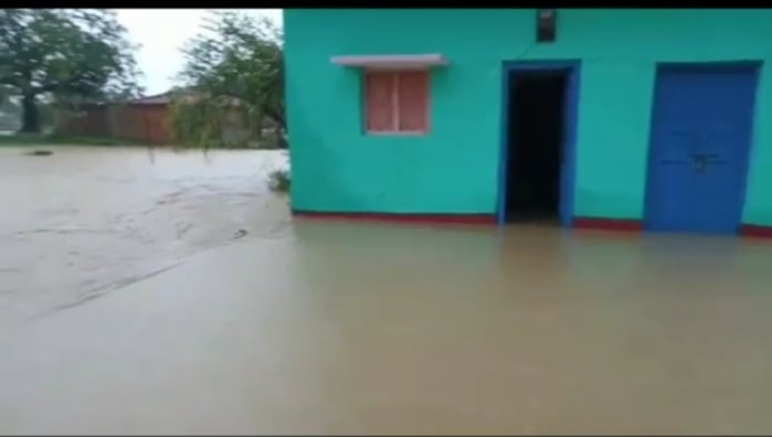 दो राज्य की सीमा पर बसा झारखंड का गांव जलमग्न, सरकार और जनप्रतिनिधियों ने भी फेरा मुंह