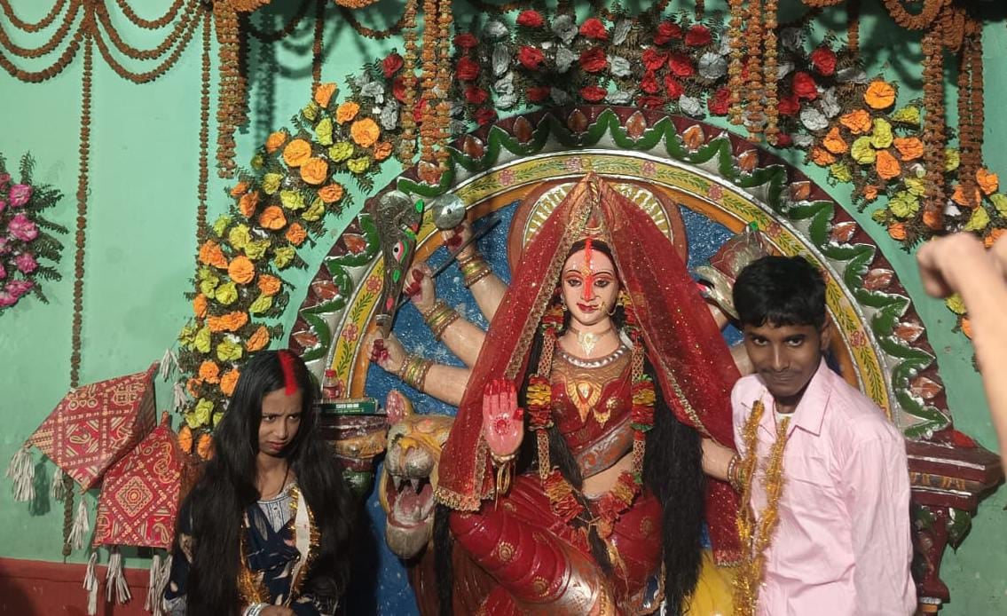 फेसबुक पर हुआ प्यार तो नाबालिग जोड़े ने घर से भागकर मंदिर में रचाई शादी, जब परिजन को चला पता तो जानिए क्या हुआ