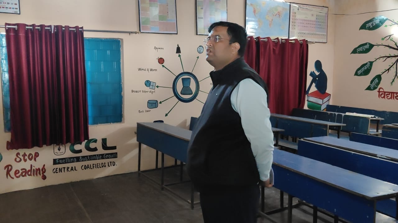 डिस्पैच के दिन अनुपस्थित 30 मतदान कर्मियों पर होगी कार्रवाई, 6 मतदानकर्मी के खिलाफ FIR