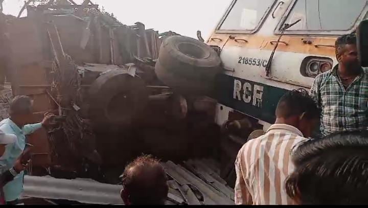 देवघर: ट्रक से टकराई पैसेंजर ट्रेन, ट्रक के उड़े परखच्चे ,आक्रोशित लोगों ने किया हंगामा