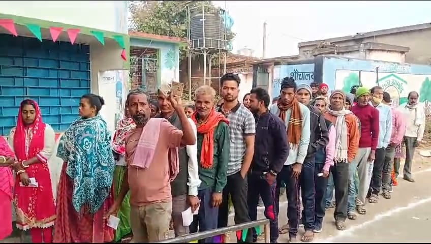 देवघर विधानसभा क्षेत्र में मतदान शुरू, वोट देने के लिए लगी मतदाताओं की भीड़