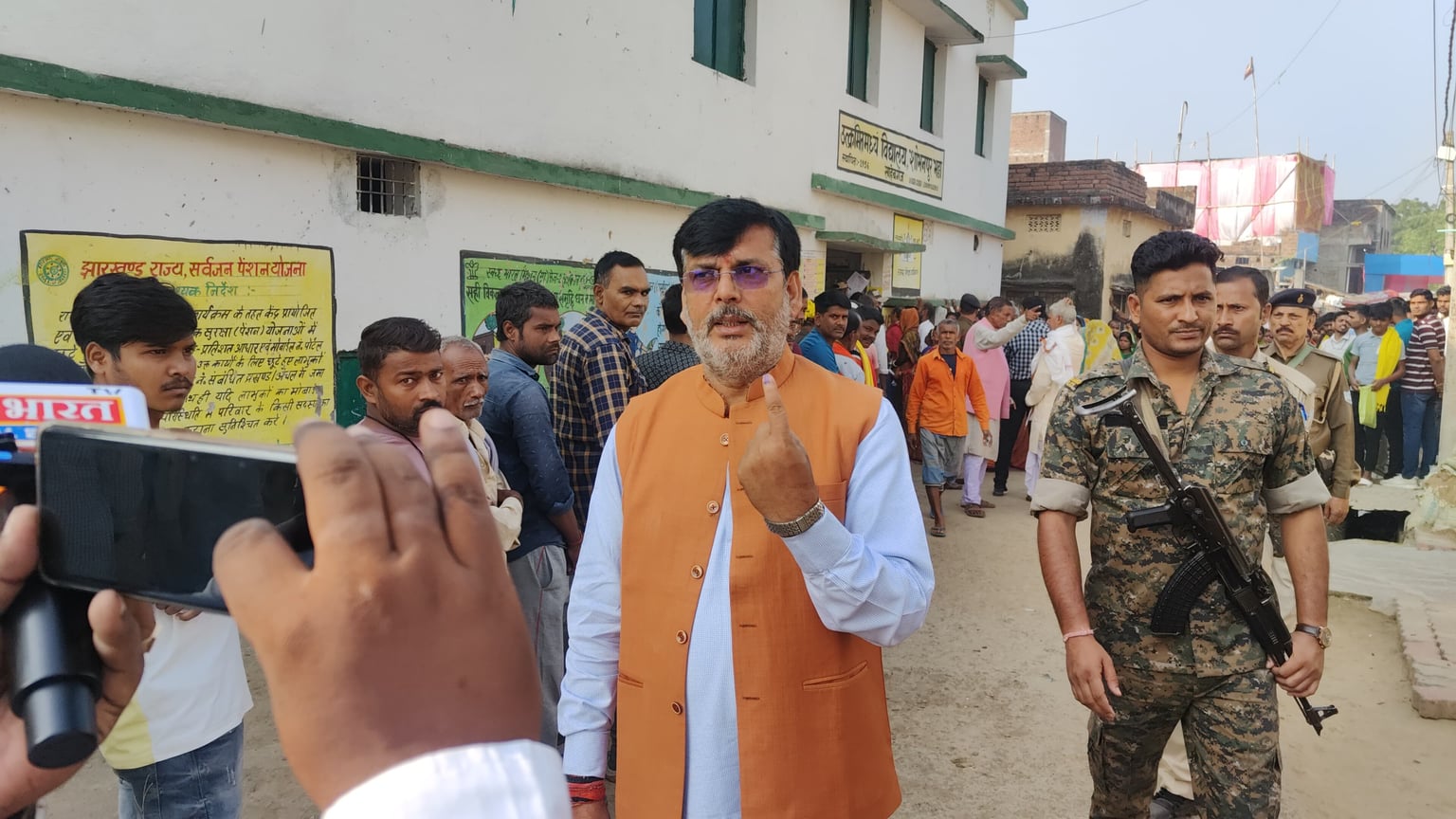 साहिबगंज:राजमहल सामान्य सीट से बीजेपी प्रत्याशी अनंत ओझा ने किया मतदान, लोगों से मतदान करने की अपील की