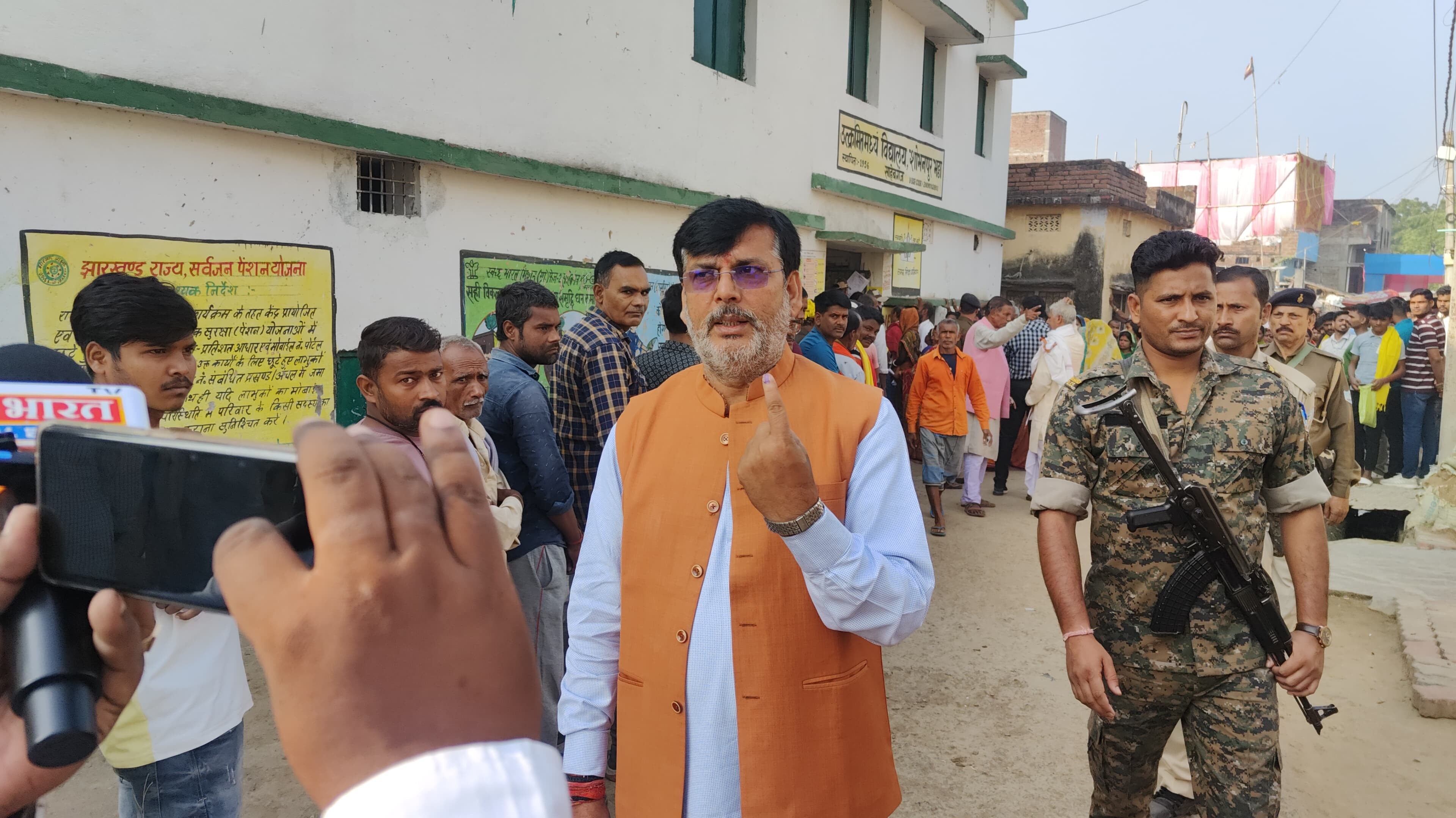 साहिबगंज:राजमहल सामान्य सीट से बीजेपी प्रत्याशी अनंत ओझा ने किया मतदान, लोगों से मतदान करने की अपील की