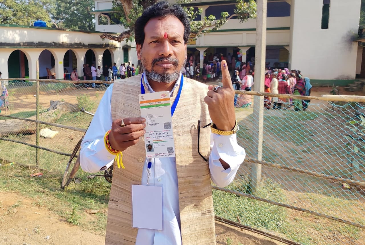 दुमका:शिकारीपाड़ा के मतदान केंद्रों पर मतदाताओं की लगी लंबी कतार, भाजपा प्रत्याशी परितोष सोरेन ने भी किया वोट