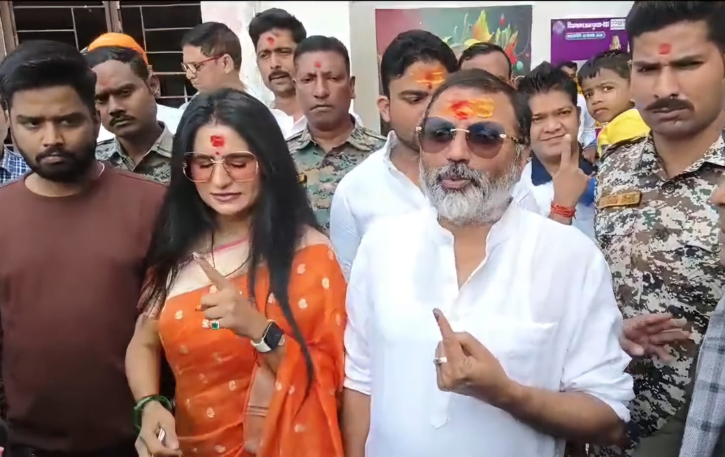 निशिकांत दुबे ने पहली बार देवघर में पत्नी संग किया मतदान, एनडीए की पूर्ण बहुमत की सरकार बनने का किया दावा