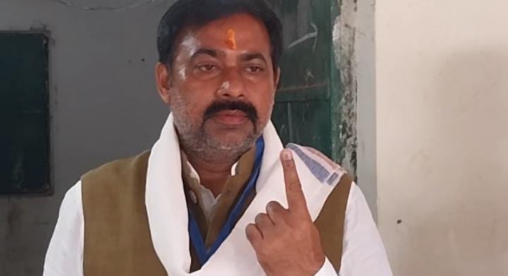 देवघर:मधुपुर विधानसभा से भाजपा प्रत्याशी गंगा नारायण सिंह ने किया मतदान,कहा झारखंड में भाजपा की सरकार बनाना तय