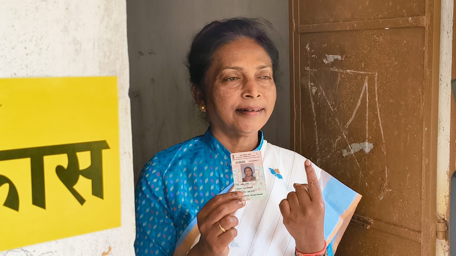 झामुमो प्रत्याशी डॉ. लुईस मरांडी ने डाला वोट, कहा- बाहुबली की नहीं, जन बल की होगी जीत