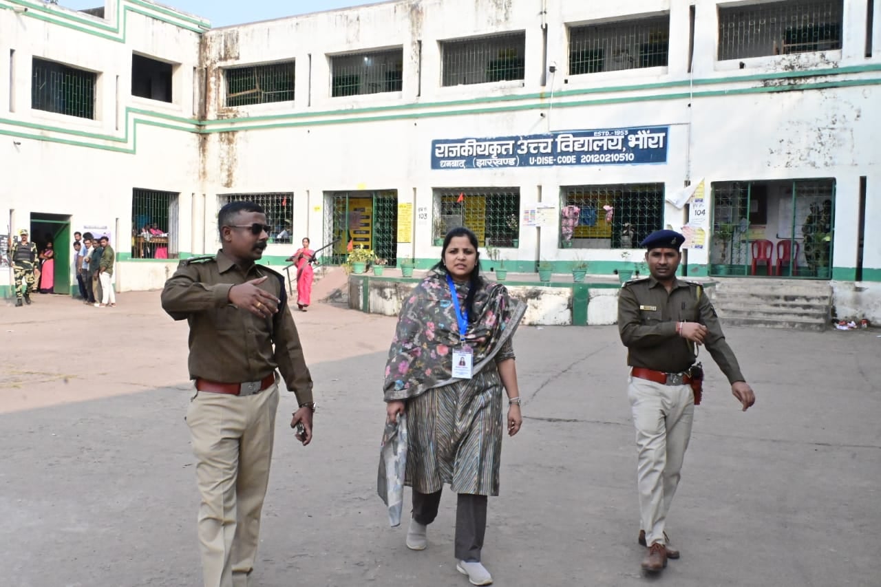 Dhanbad Voting Update: वोटिंग में निरसा की रफ़्तार तेज तो धनबाद अभी भी सुस्त