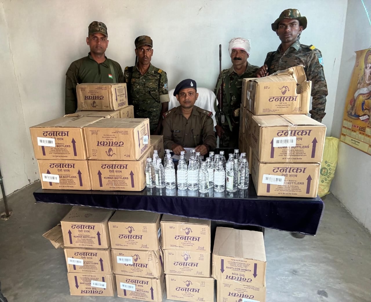 पलामू पुलिस की बड़ी कार्रवाई, कार से 225 लीटर अवैध देशी शराब की जब्त, बिहार में खपाने की थी तैयारी