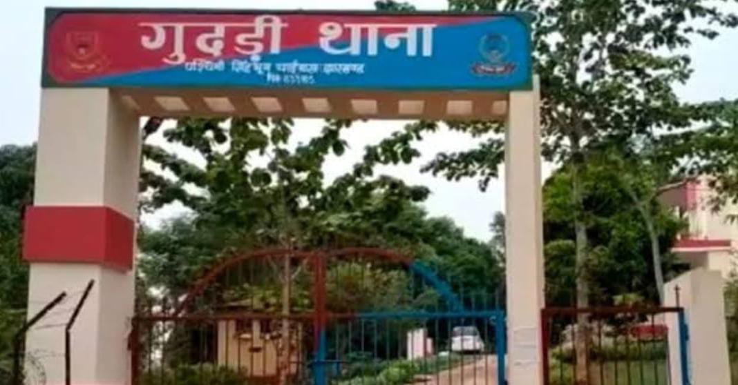 चाईबासा: पश्चिम सिंहभूम के गुदड़ी में नक्सलियों का तांडव, धारदार हथियार से की दो लोगों की निर्मम हत्या, पढ़ें हत्या के पीछे की वजह