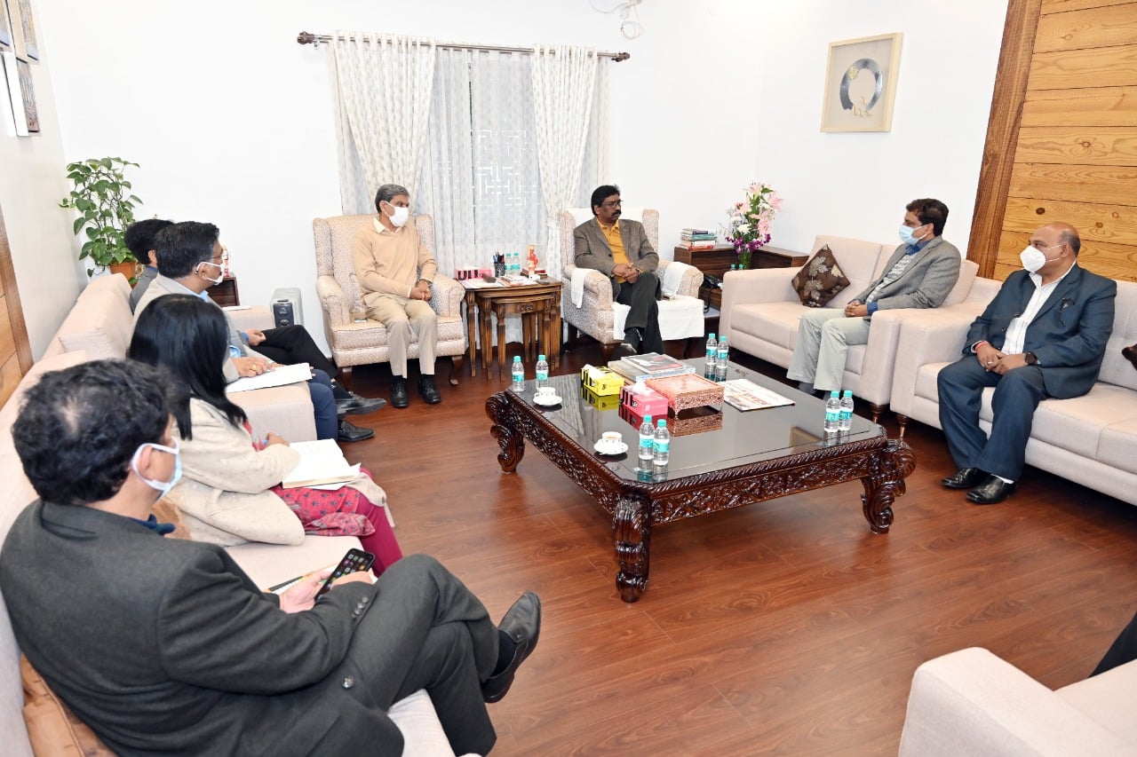 मुख्यमंत्री के साथ राज्य के अधिकारियों की  उच्चस्तरीय बैठक, खाली पदों को जल्द भरने का दिया  निर्देश