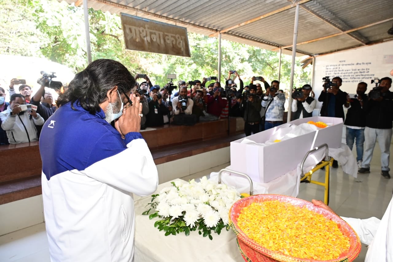सीएम हेमंत सोरेन ने बिरसा मुंडा के वंशज को दी श्रद्धांजलि, परिवार को हर संभव मदद करने का दिया भरोसा