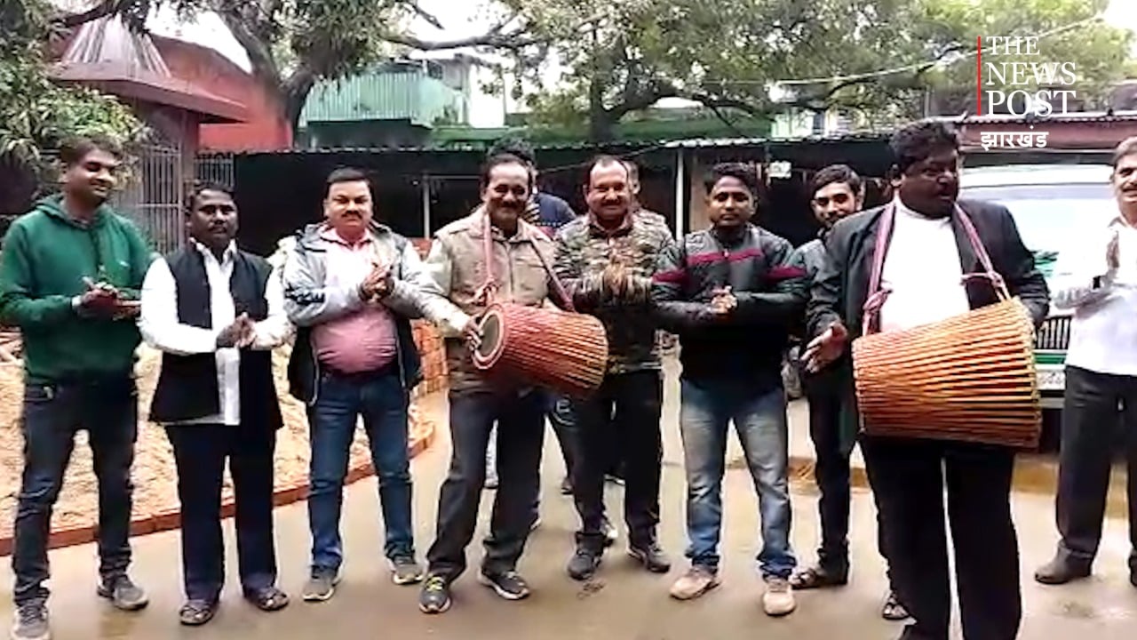 पाबंदियों के बीच मनाया गया टुसू पर्व, मांदर की थाप पर झुमे झामुमो नेता दुलाल भुइयां