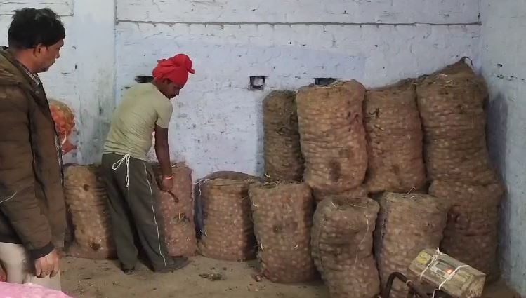बंगाल के कारण झारखंड में आया आलू पर संकट, लोगों की हो रही जेब खाली