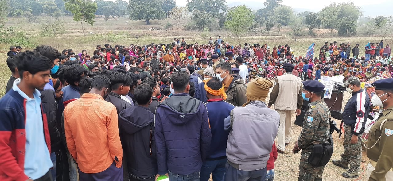 नक्सल प्रभावित गांव  पहुंची धनबाद पुलिस , लोगों में विश्वास बढ़ाने की कोशिश