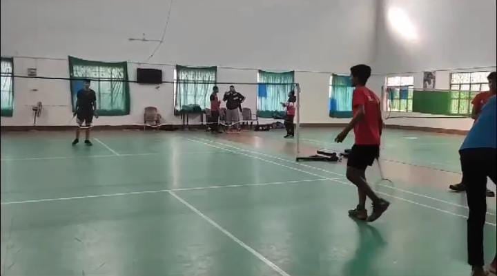 Bihar:मधेपुरा में एडीएम की दादागिरी! गलत शॉट खेलने पर बैंडमिंटन खिलाड़ी को दौड़ाकर पीटा, फिर दे डाली ये धमकी