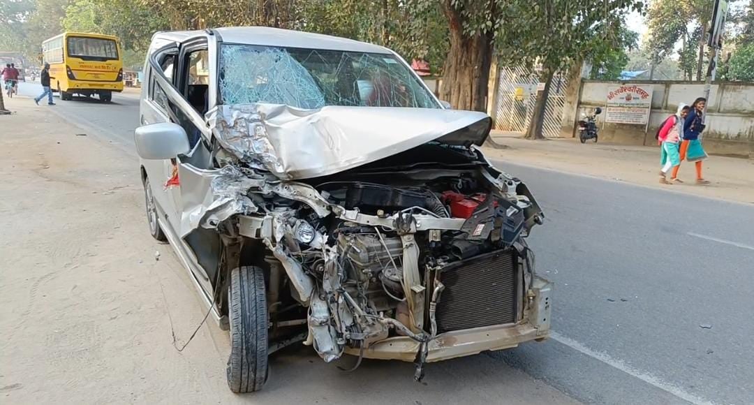 सिमडेगा में कार और ट्रक में टक्कर, चार घायल, एक की स्थिति गंभीर, कार के उड़े परखच्चे
