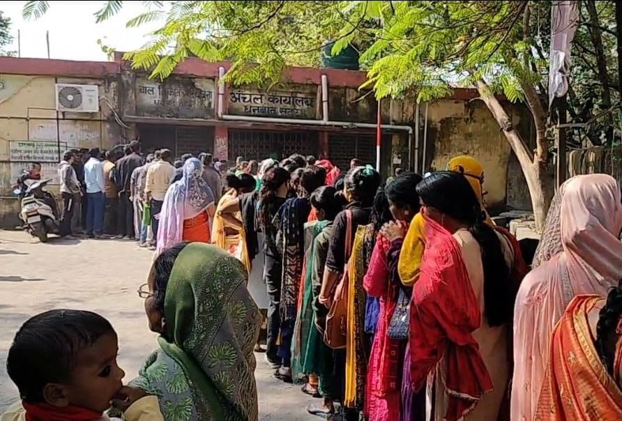 मंईयां सम्मान राशि : धनबाद में सड़क तक लाइन, महिलाओं में जितनी उत्सुकता, सरकार उतनी ही परेशानी में !