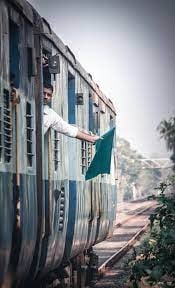 गार्ड बाबू बन गए  ट्रेन मैनेजर, जानिए नए नाम से क्या पड़ेगा फर्क