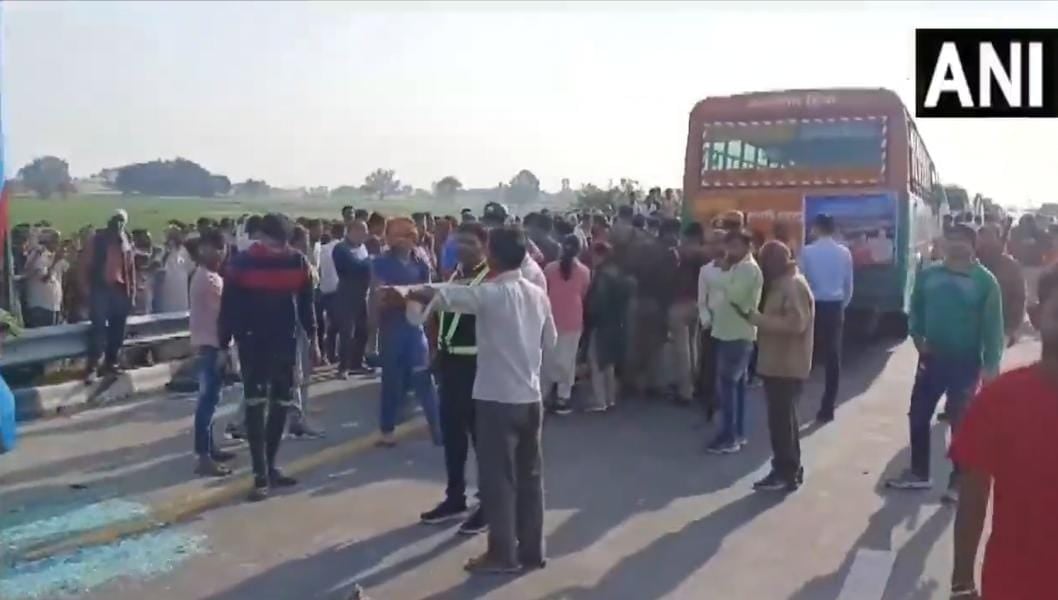 बस और वाटर टैंकर के बीच ज़ोरदार टक्कर, मौक़े पर 8 लोगों की मौत, 19 घायल, जानिए कहां हुआ हादसा
