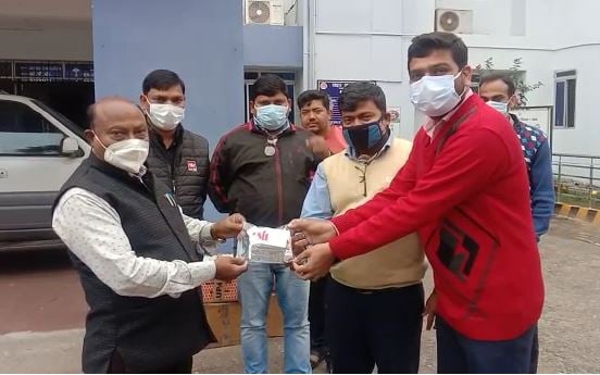 सरायकेला में कोरोना मरीजों के लिए आगे आई  कंपनियां, श्री सीमेंट कंपनी ने सौंपे ढाई सौ कोरोना किट