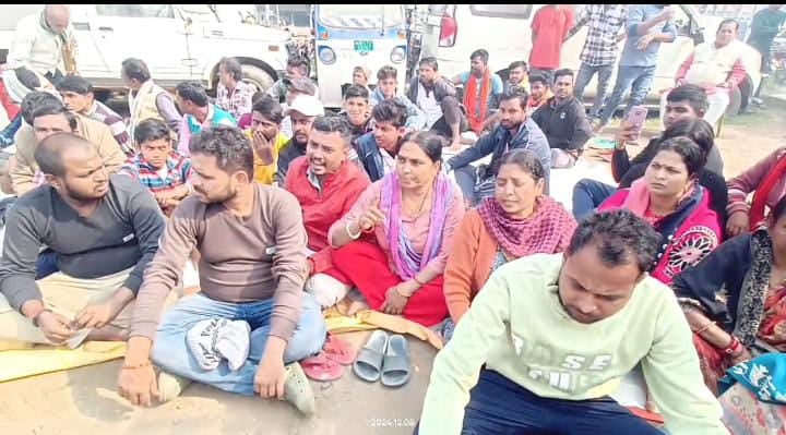 साहिबगंज के चर्चित व्यवसायी शालिग्राम मंडल हत्याकांड ने पकड़ा तूल, ग्रामीणों ने किया थाना घेराव, पढ़ें क्या है मांग