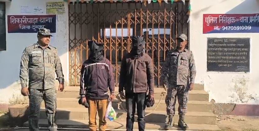 दर्जनों एटीएम कार्ड के साथ रुपया निकासी करने पश्चिम बंगाल जा रहे दो साइबर अपराधी गिरफ्तार