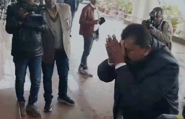 जरमुंडी विधायक देवेंद्र कुंवर का अनोखा अंदाज, लोकतंत्र के मंदिर में किया साष्टांग दंडवत
