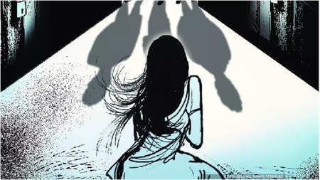 नाबालिग लड़की के साथ अमानवीय व्यवहार, जूते-चप्पल की माला पहनकर सरेआम घुमाया, परिवार घर छोड़ किया पलायन