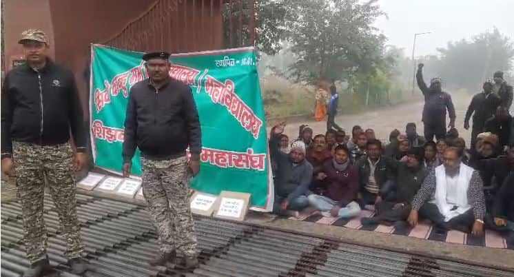 अपनी मांगों को लेकर SKMU शिक्षकेत्तर कर्मचारी महासंघ के आंदोलन का दूसरा चरण शुरू, विश्वविद्यालय के गेट पर बैठे अनिश्चितकालीन हड़ताल पर