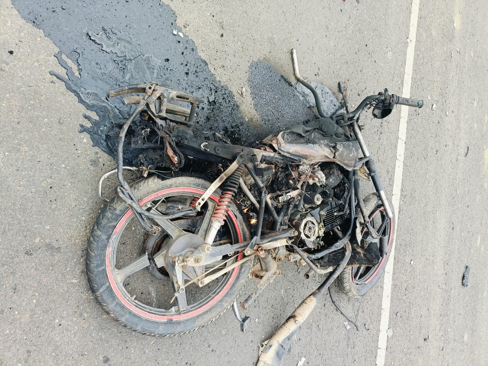 मोटरसाइकिल को 1 किलोमीटर तक घसीटता चला गया ट्रक, बाइक सवार के साथ क्या हुआ जानिए